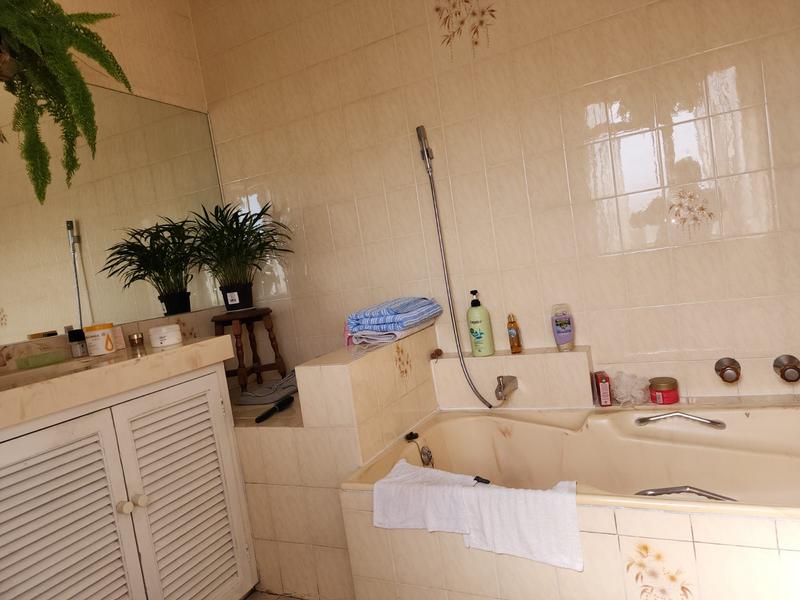 4 Bedroom Property for Sale in Gleemoor Western Cape